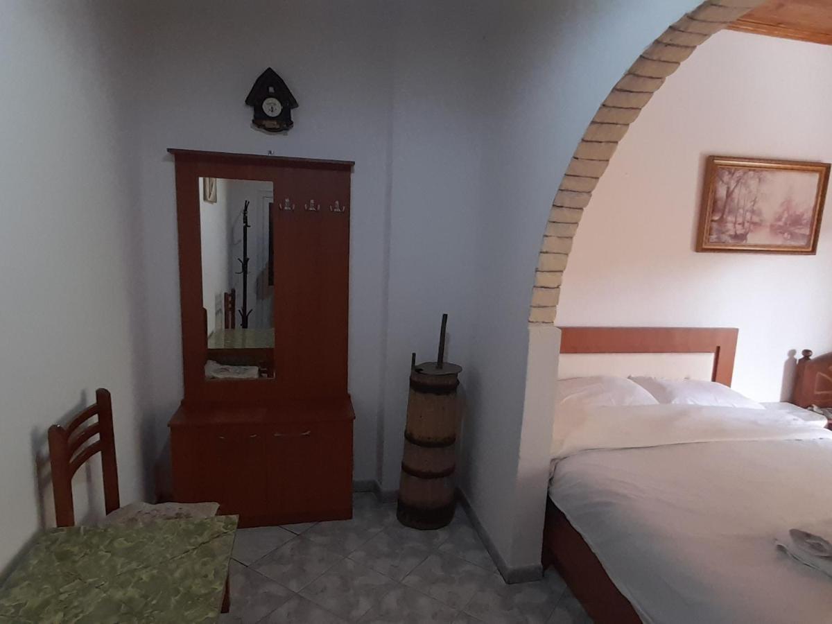 Homestay Honey-house “kastrioti” *